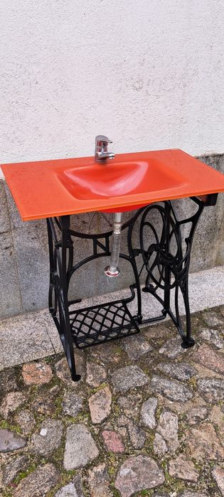 Vendo um lavatório usado com pé de maquina de costura
