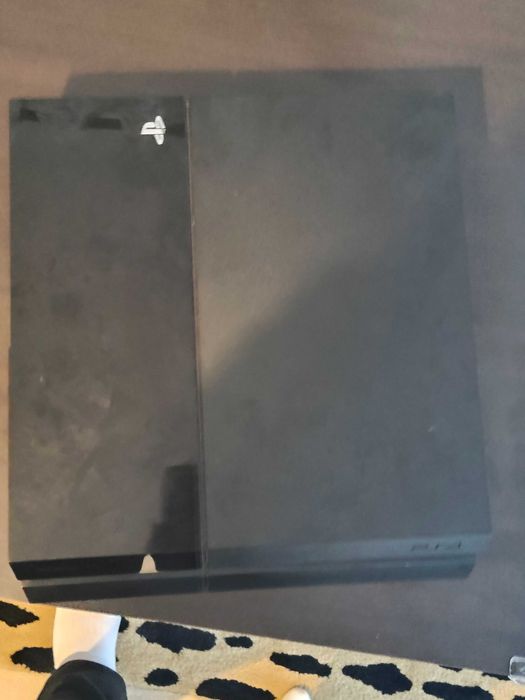 PS4 com 2 comandos e jogos incluidos