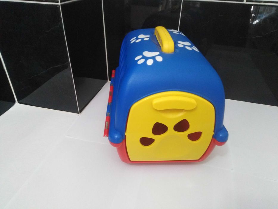 Transportadora de animais para brincar aos Veterinários.