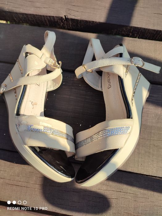 Босоніжки на платформі