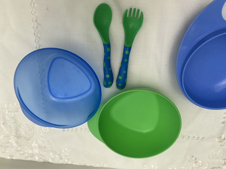 Conjunto de refeição 2 tigelas, um prato de segurar, colher e garfo