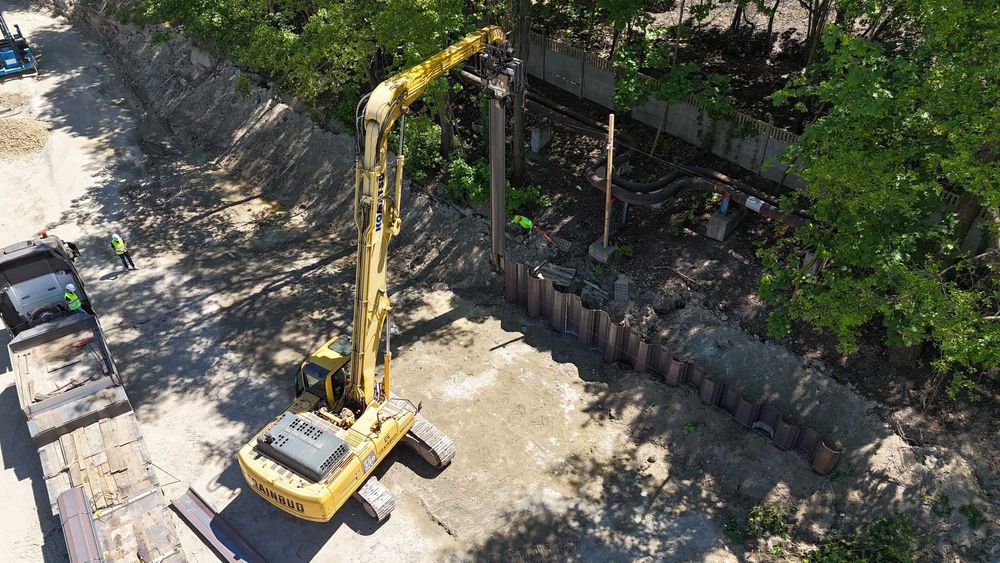 Komatsu PC350 z wibromłotem - zestaw do wbijania grodzic