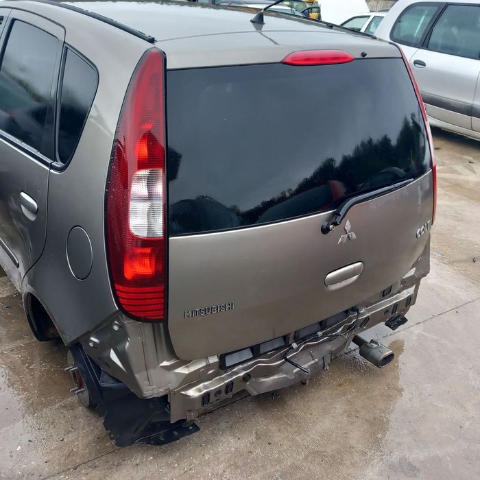 Farol tras lado passageiro mitsubishi colt c30