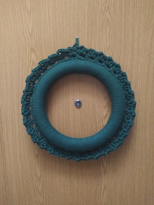 Wieniec że sznurka na szydełku dekoracja