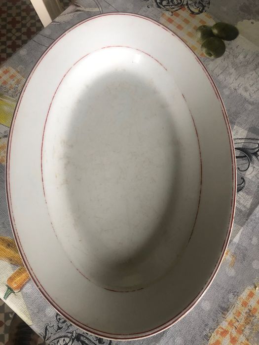 Travessa antiga com sinais de uso