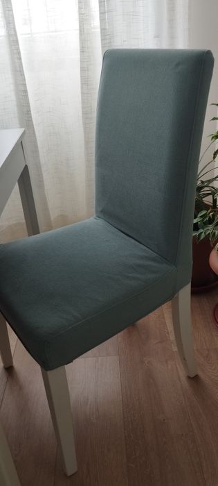 Mesa extensível 1.80cm/90cm com 6 cadeiras de forro amovível.