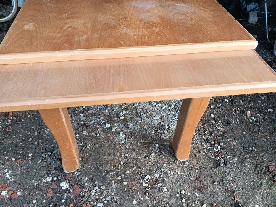 Mesa e madeira com 4 cadeiras