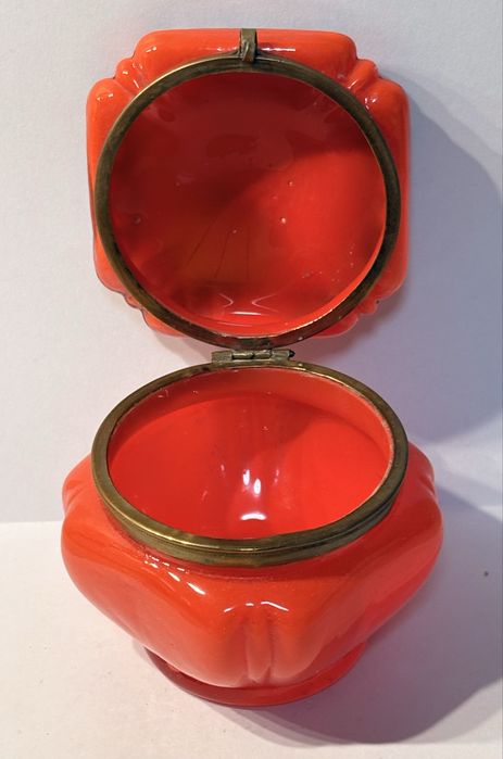 Linda antiga caixa em vidro opalino vermelho esmaltada à mão