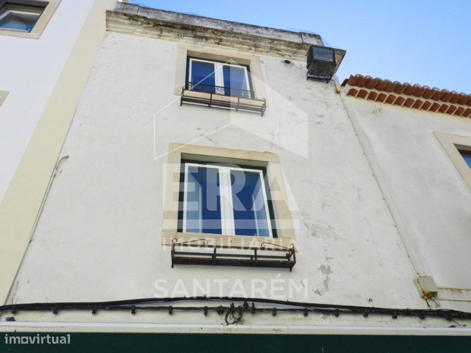 Prédio com 2 Lojas + Apartamento T1