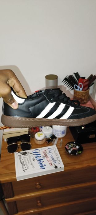 Dois tênis da adidas pretos