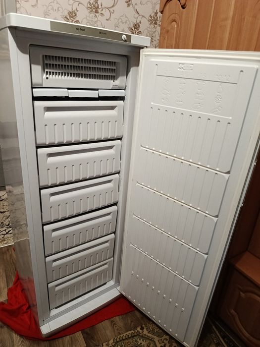 Продам морозильную камеру Indesit