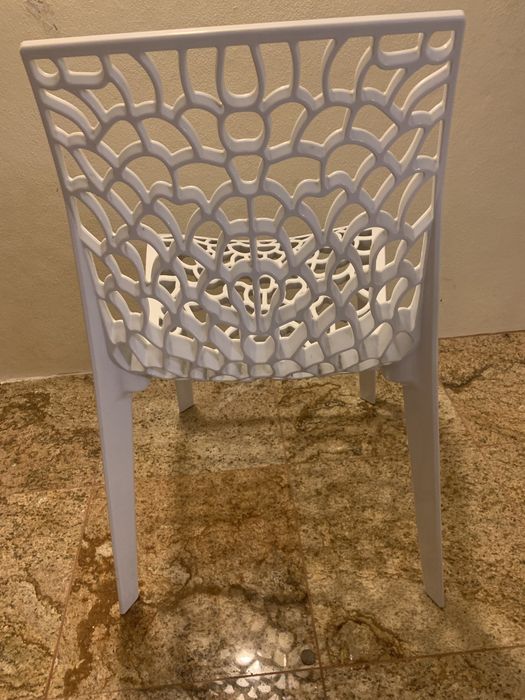 Cadeiras em plástico branco