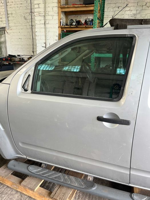 Двері дверь дверка передня Nissan Navara D40 Pathfinder R51