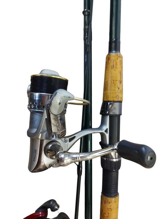 Zestaw wędek i kołowrotków w pokrowcu