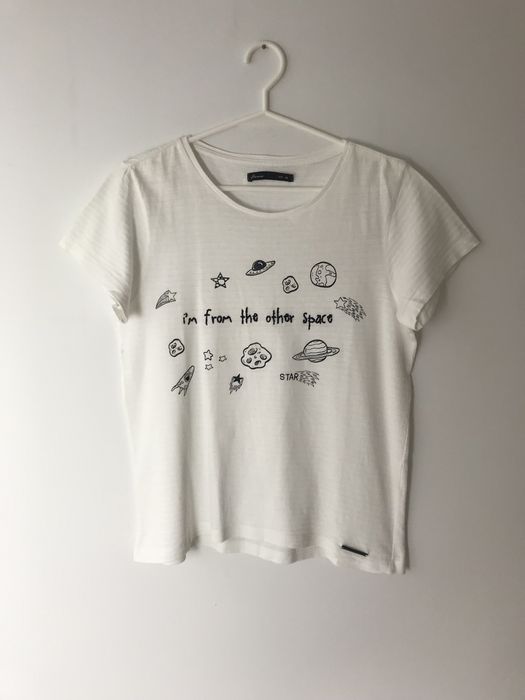 Biały zabawny t-shirt z okrągłym dekoltem House, galaktyka