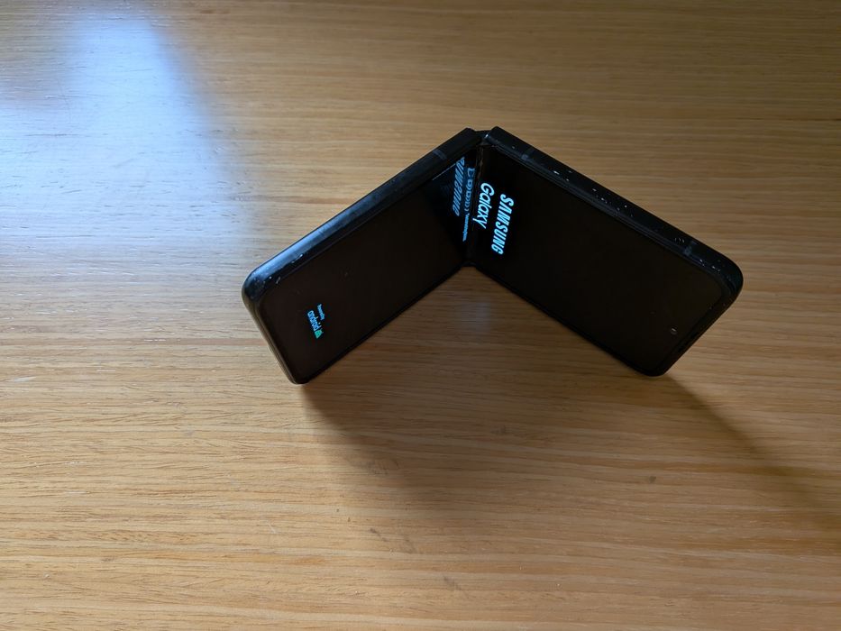 Samsung Galaxy Z Flip 3 + 2 capas + base de carregamento wireless