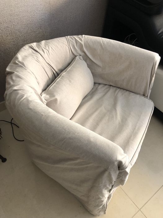 Sofa 1 lugar, creme, com uma almofada, usado