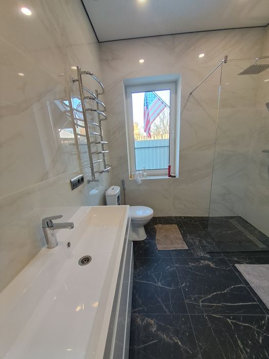 Будинок біля озера з ремонтом і меблями