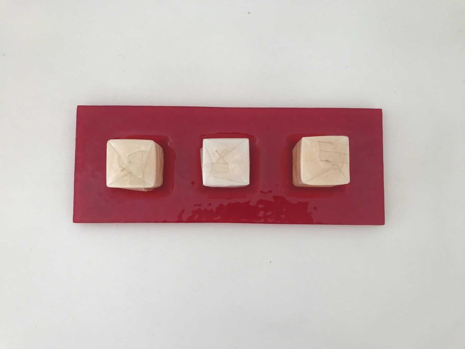 Conjunto decorativo mesa bandeja retangular vermelha e três velas