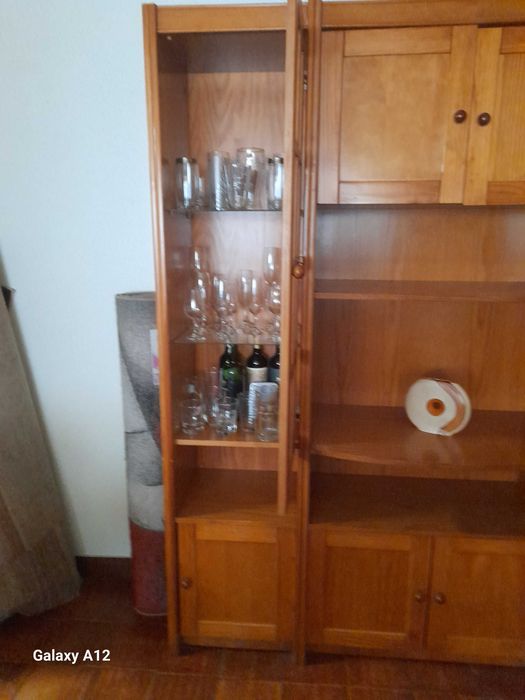 Estante mais mesa com cadeiras