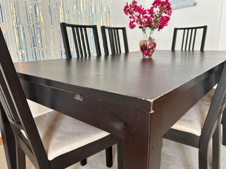 Mesa com 6 cadeiras