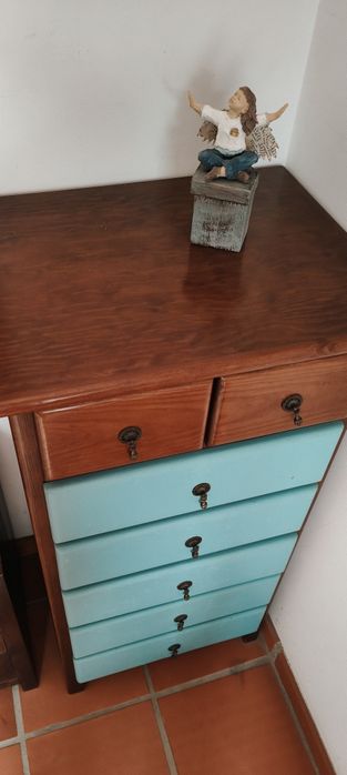 Cómoda vintage  em madeira –  gavetas azul turquesa