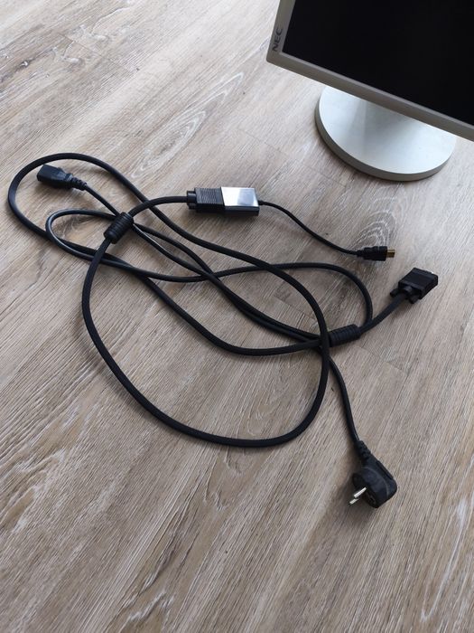 Monitor antigo + cabos