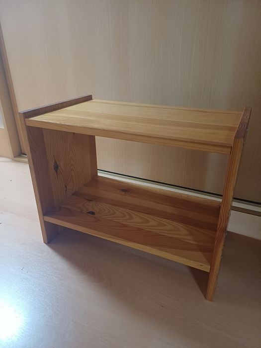 Mesa de cabeceira de madeira