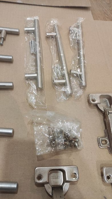 Vendo 18 puxadores de porta e 8 dobradiças e 5 pés reguláveis