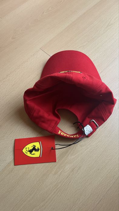 Boné Ferrari vermelho/preto (NOVO)