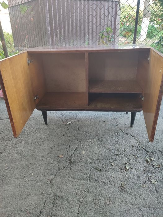 Тумба на ніжках.