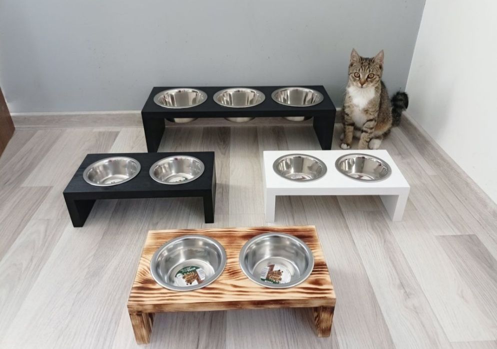 Stojak drewniany z miskami dla  dużego psa