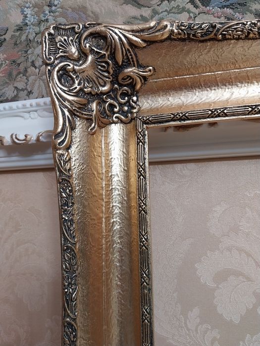 ДЗЕРКАЛО в оправі старе золото розмір 50×70 внутрішній.Рама дерев'яна.