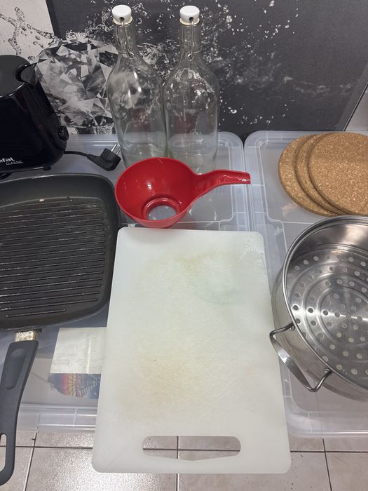 Varios utensílios de cozinha usados