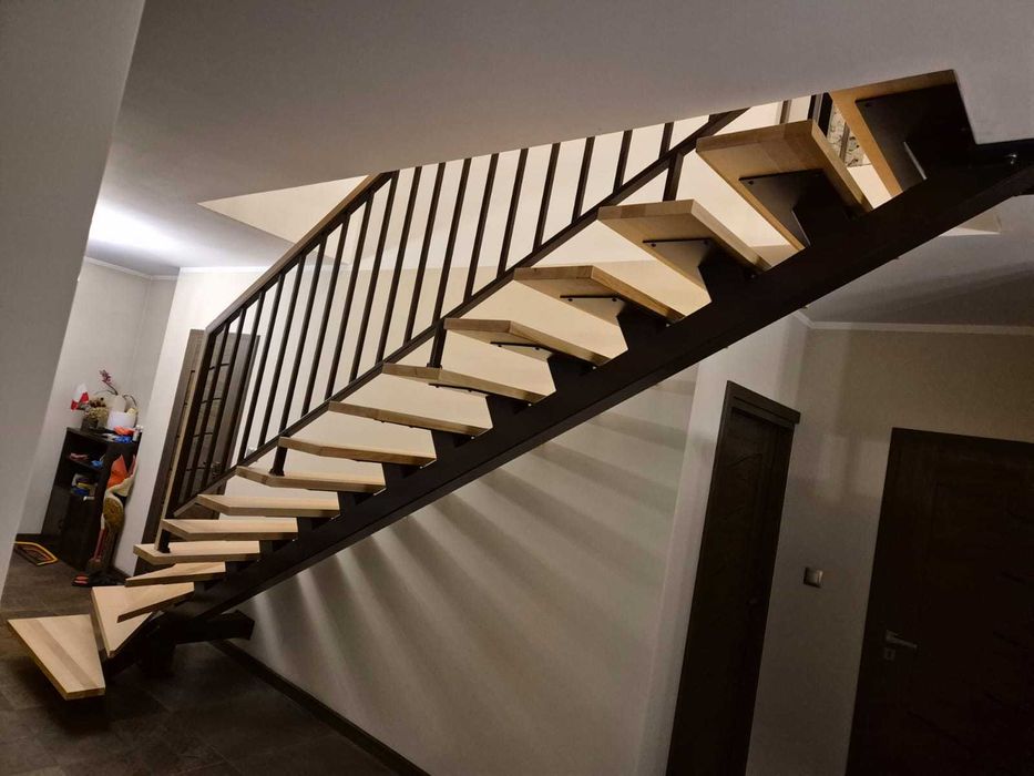 Schody na konstrukcji metalowej