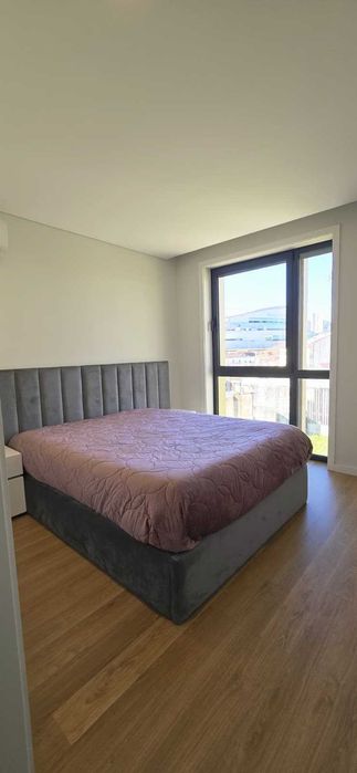 Cama de casal com baú e mesinhas cabeceira