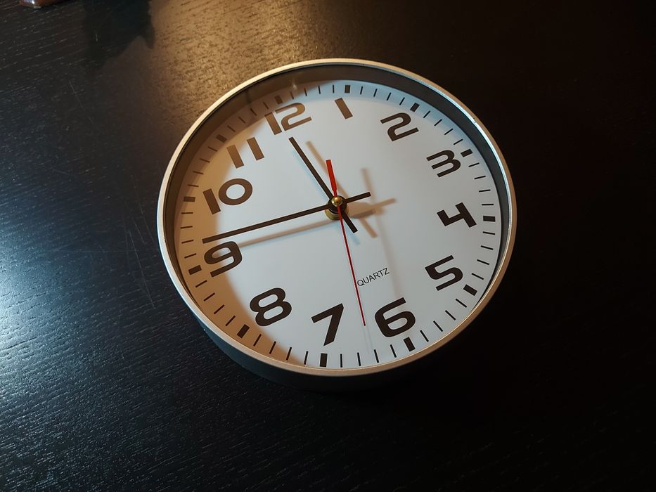 Relógio de Parede Quartz – Design Clássico e Elegante