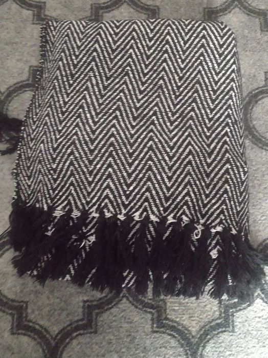 Narzuta w ciemnym kolorze