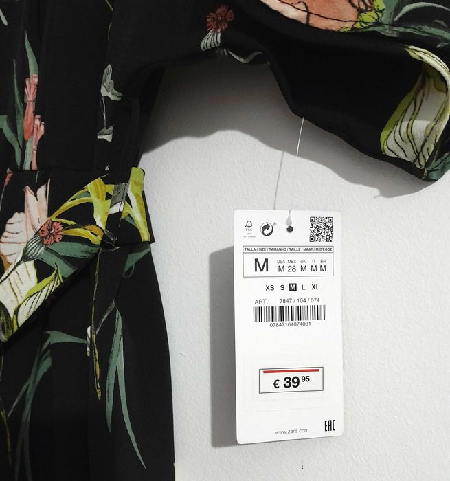 Macacão / Jumpsuit preto c/ padrão floral da Zara T: M Novo c/etiqueta