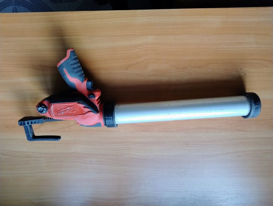 Pistolet do kleju silikonu Milwaukee pcg m12