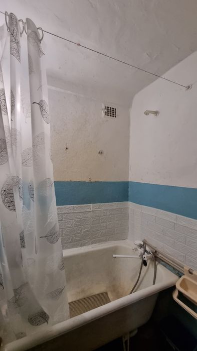 Оренда будинка на Шуменському . Авто у дворі .