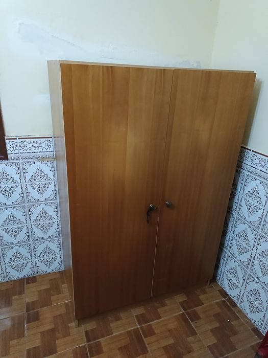 Cama  roupeiro e comoda