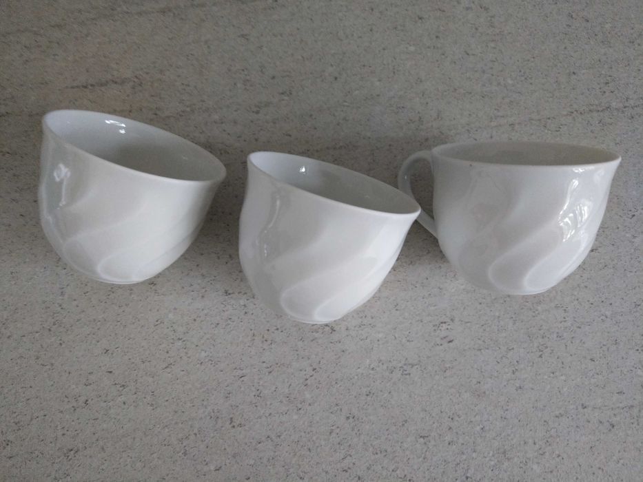 trzy filiżanki białego koloru