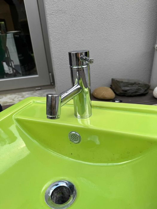 Lavatórios verdes como novos com torneiras Sanidusa- junto ou separado