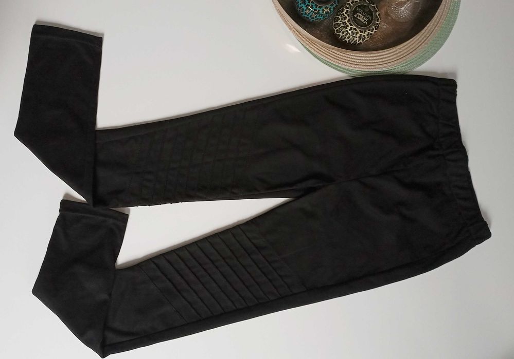 Czarne, ciekawe legginsy a la zamsz Tom & Rose