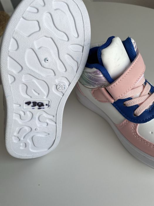 Нові кросівки для дівчинки