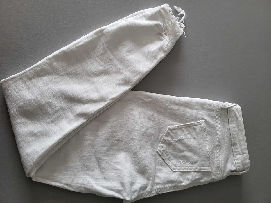 Białe spodnie jeansowe przetarcia 7/8 r.36