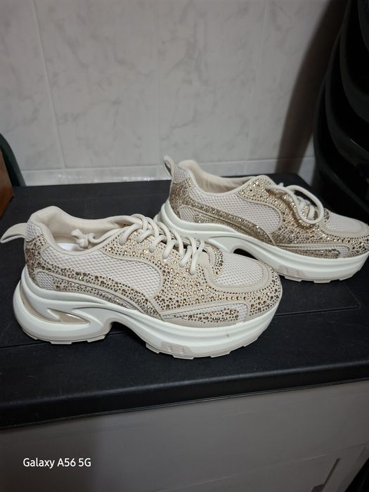 Ténis brancos, de senhora