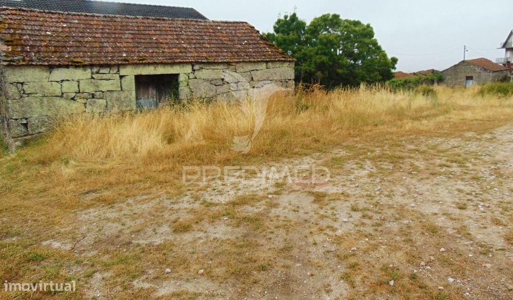 terreno com 2 casas em pedra e espigueiro