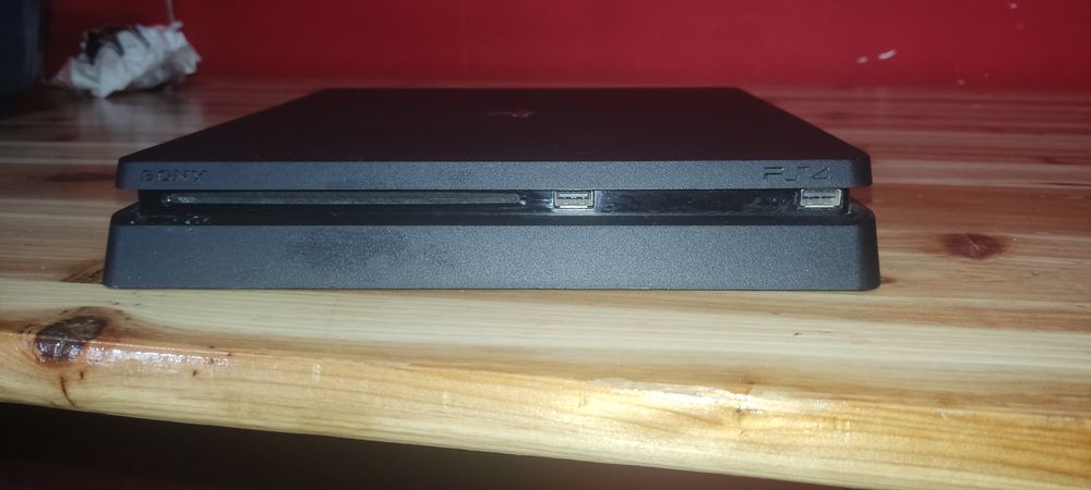 Vendo PS4 Slim como nova